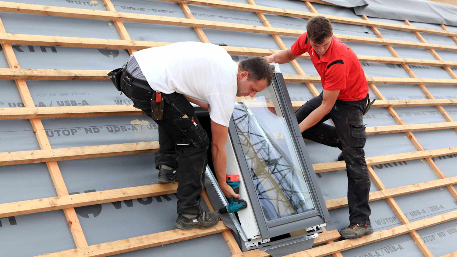 Handwerker montieren ein Dachfester
