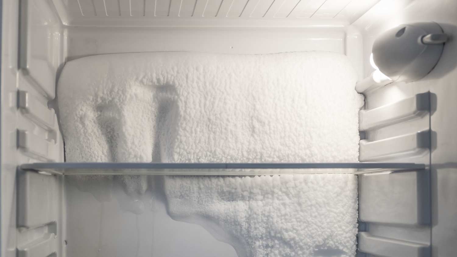 Ein vereister Kühlschrank der dringend abgetaut werden muss