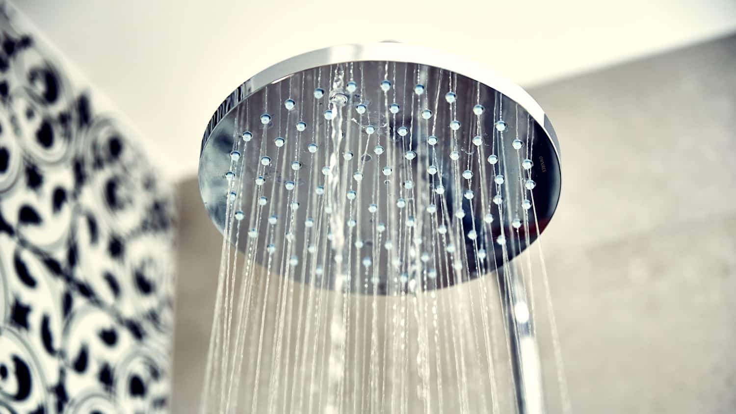 Eine Close Up eines Duschkopfes aus dem Wasser kommt