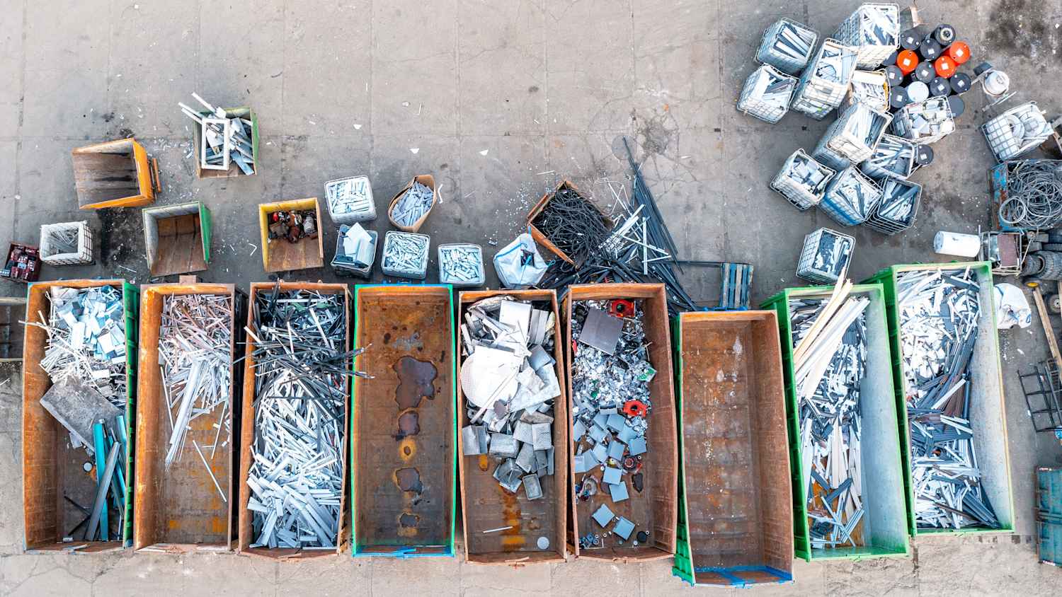 Altmetallcontainer stehen in einem Hof