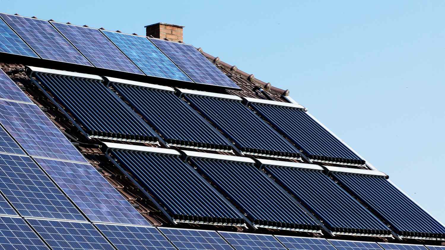 Solarzellen auf einem Hausdach