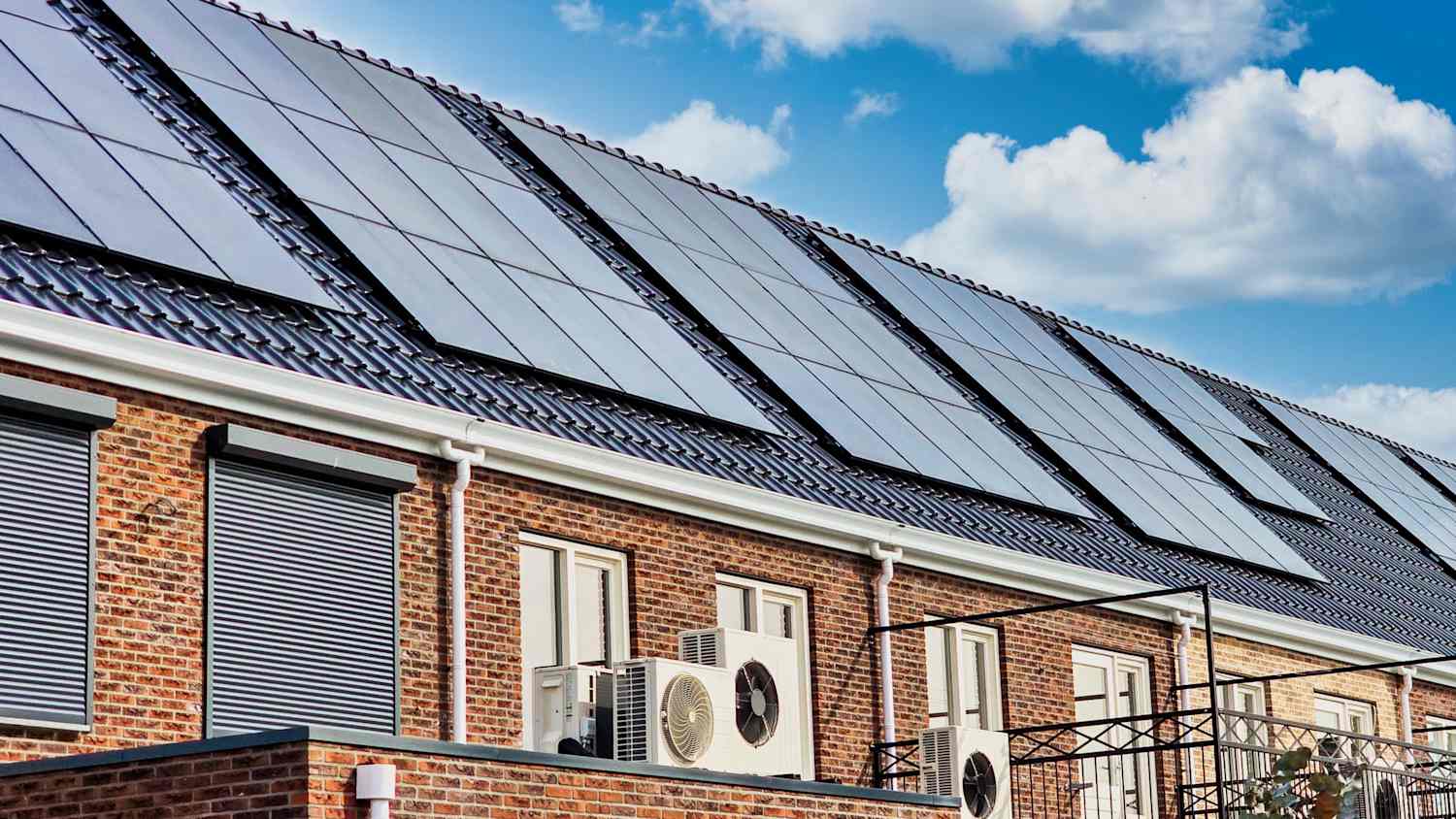 Solarpanelen auf einem Hausdach eines Reihenhauses
