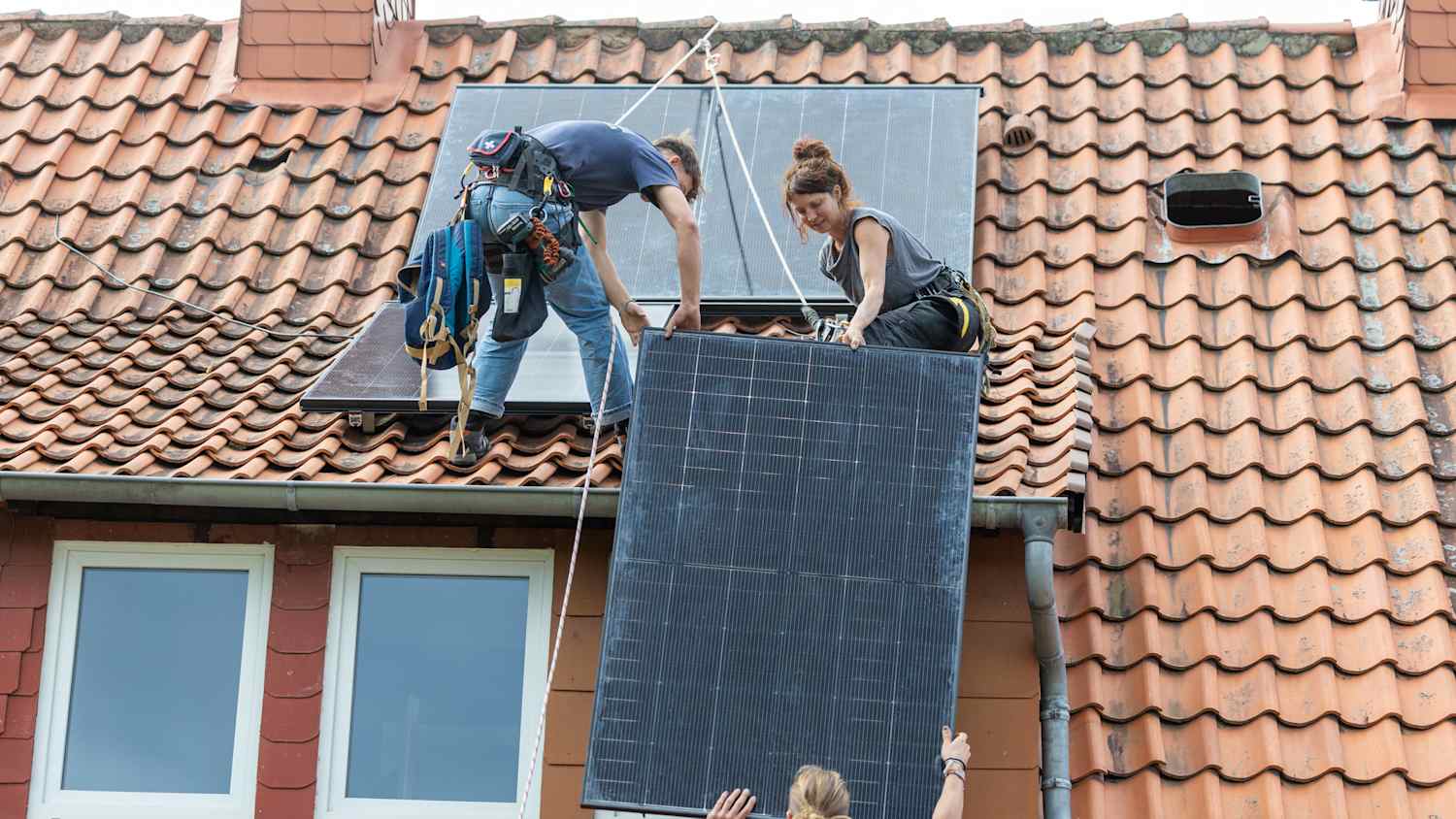 Solarpanelen werden auf einem Hausdach angebracht