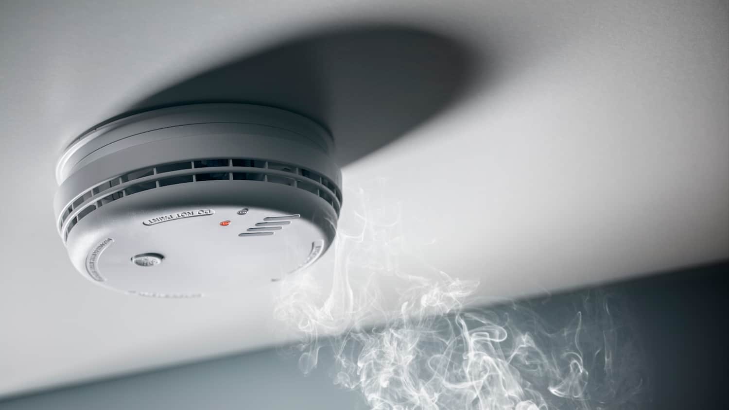 Ein Rauchmelder hängt an der Decke
