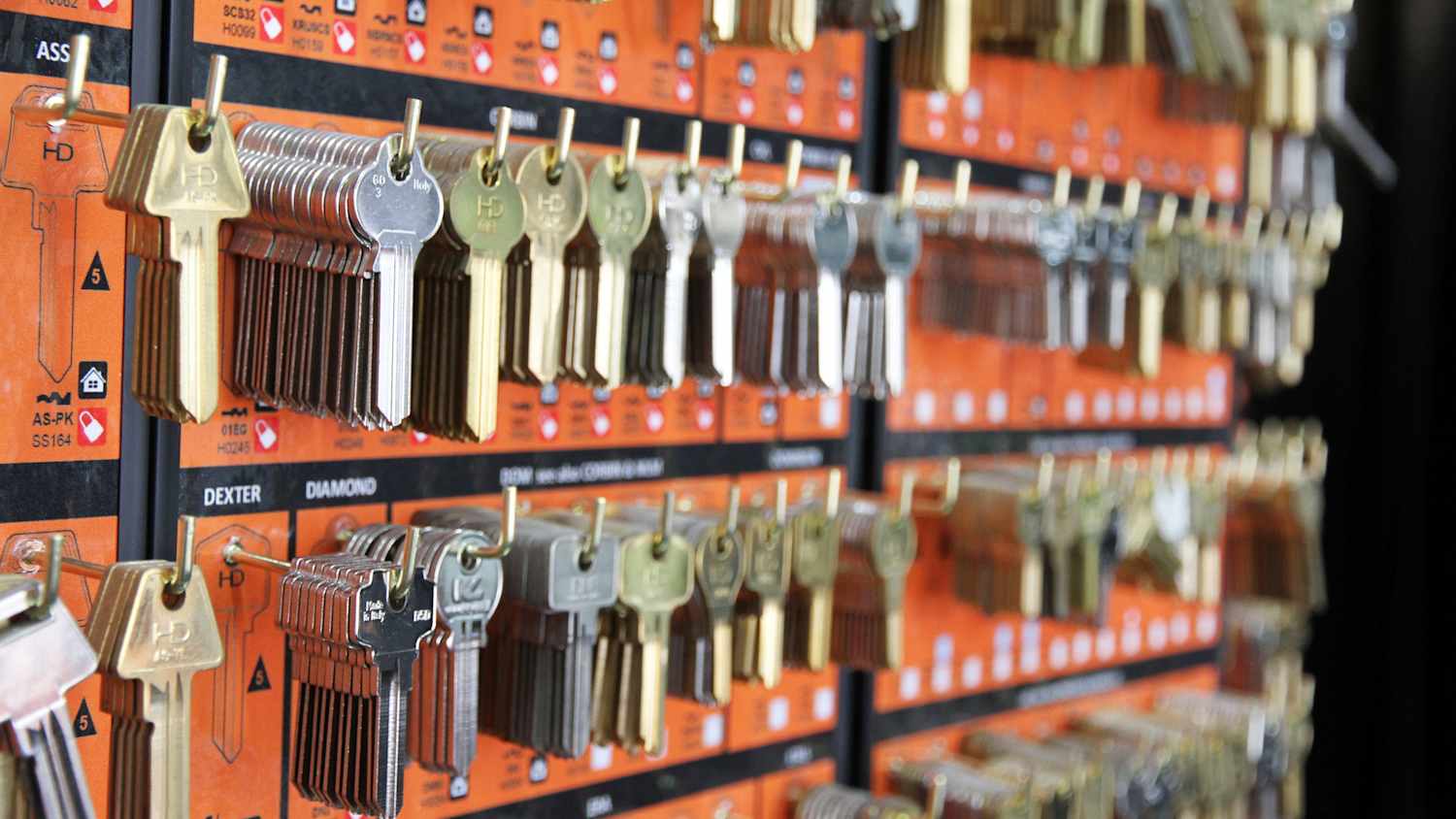 Viele schlüsselrohlinge hängen an einer wand beim schlüsseldienst
