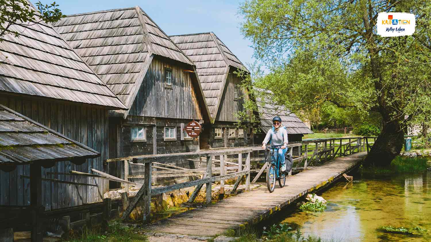 Ein Fahrradfahrer fährt den Gacka Fluss in Kroatien entlang