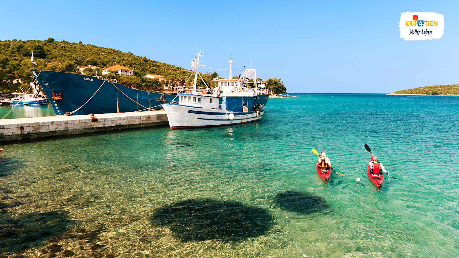 Ein Boot steht in einer Bucht von Korcula bei Lumbarda, Kroatien