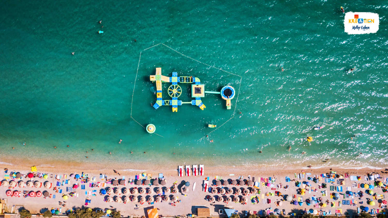 Eine Luftaufnahme des Strands Vela Plaza in Baska bei Krk, Kroatien