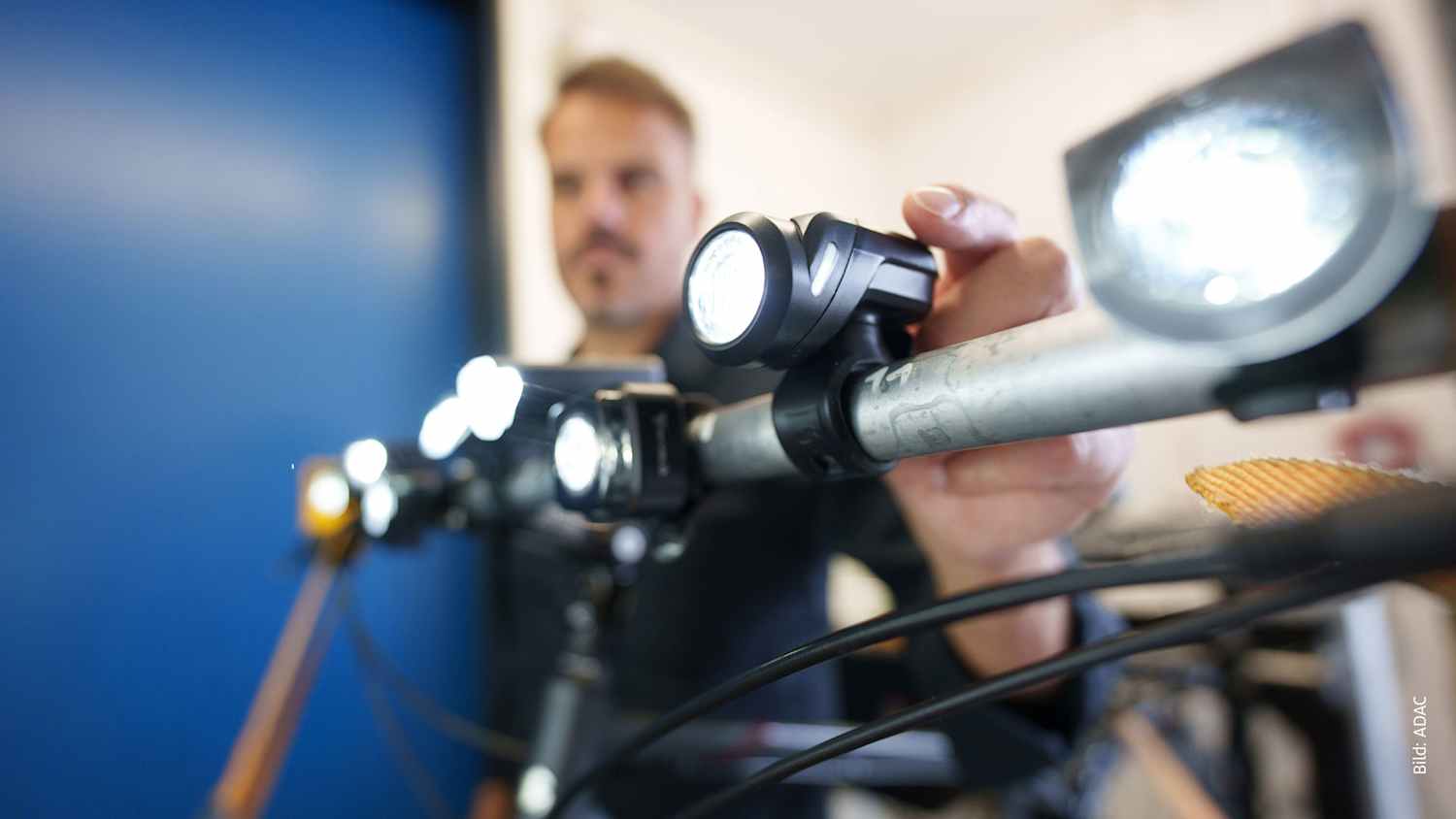 Sicher durch die Dunkelheit: 21 Fahrradlichter im ADAC Test