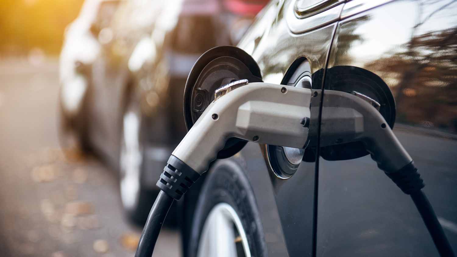 Ein Elektroauto an einer Ladesäule