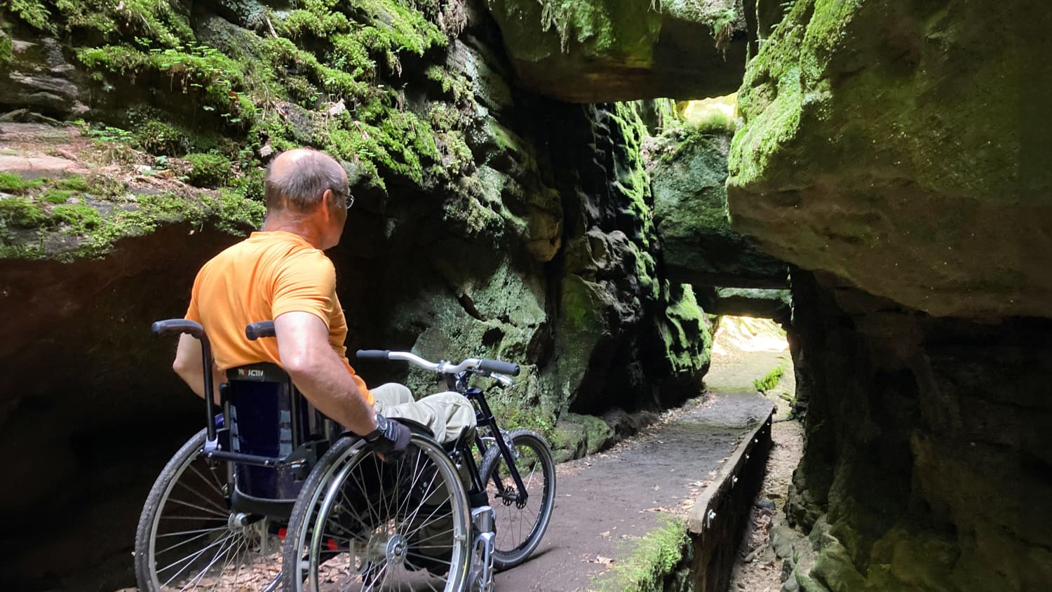 Ein rollstuhlfahrer am Uttewalder Felsentor in der Sächsischen Schweiz
