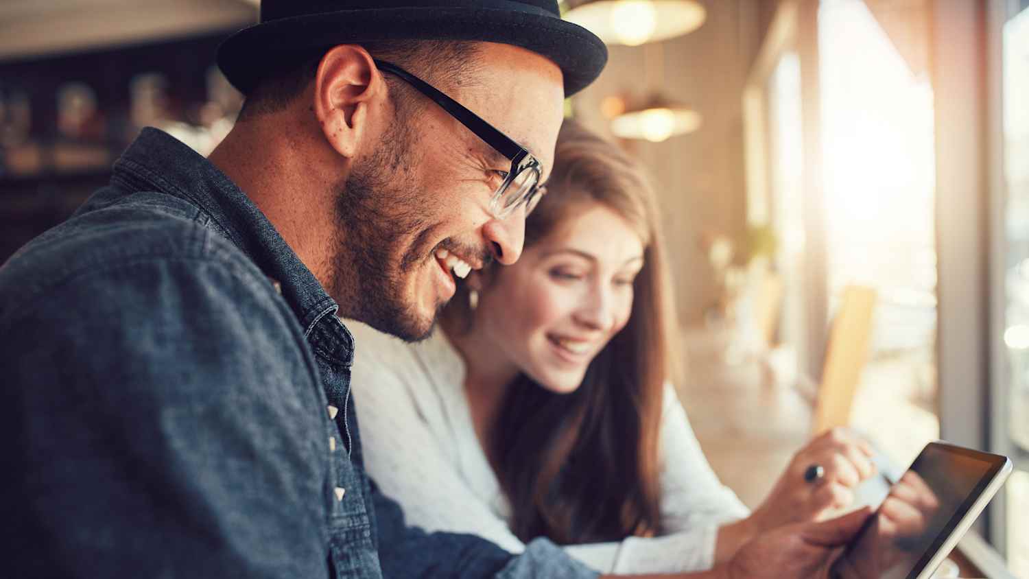 Ein Mann und eine Frau schauen auf ein Tablet
