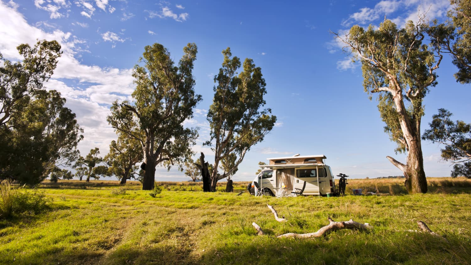 Ein Camper im australischen Outback
