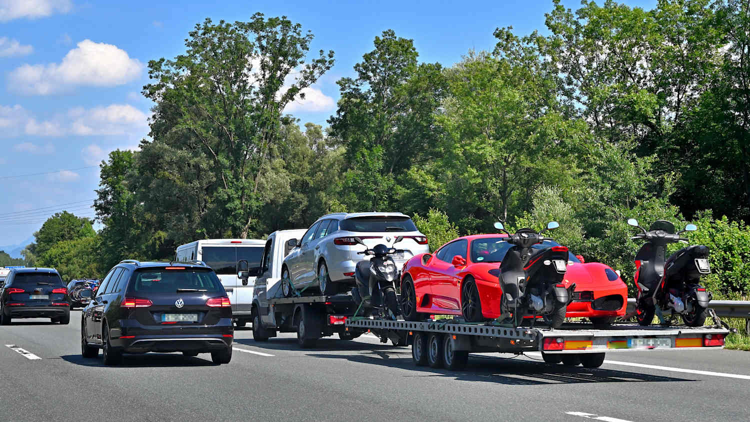 Gebrauchte Fahrzeuge werden auf einem Autohänger ins Ausland überführt