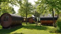 Gemütliche Holzfässer im Ferien- und Campingpark Wisseler See