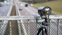 Kamera zur Abstandsmessung auf einer Autobahnbrücke