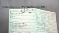 Detailaufnahme eines Führerscheins mit markierter HSN und TNS Nummer