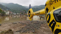 Ein ADAC Helikopter steht im Katastrophengebiet