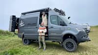 Zwei ADAC Mitglieder vor ihrem Camper