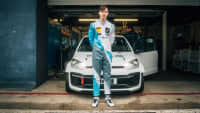 Finn Niklas Wollnik steht vor einem Auto
