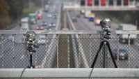 Zwei Abstands-Messgeräte stehen auf einer Autobahnbrücke