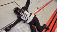 Dummy liegend mit Alpinstars-Airbag-Jacke beim ADAC Motorrad-Airbag-Jacken-Test nach dem Crash