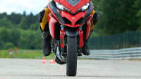Hinterrad eines Motorrads in der Luft