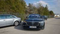 Mann nutzt autonomen Parkassistenten, um seinen Mercedes einzuparken