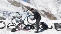 Fahrrad-Winterreifen werden bei Schnee getestet