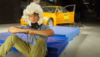 Ausgelöster Airbag-Helm Hövding 3 an einem Stuntman