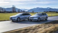 Opel Insignia Sports Tourer und BMW 5er Touring fahren auf einer Strasse