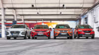 Vier SUV nebeneinander von Opel, Seat, Kia und Hyundai