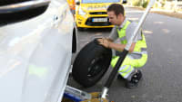ADAC Pannenhelfer wechselt den Reifen an einem Pannenfahrzeug