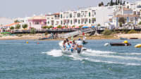 Wassertaxis bringen die Badegäste vom Strand zurück nach Cabanas