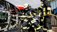 Feuerwehr befreit einen Insassen eines Autos nach einem Unfall