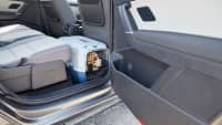Ein Hund beim ADAC Test Tiersicherung in einem Käfig gesichert hinter dem Beifahrersitz