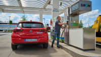 ADAC Redakteur Jochen Wieler betankt ein Auto mit Erdgas