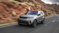 Land Rover Discovery fahrend auf der Straße