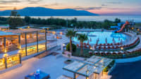 Beleuchtetes Georgiopolis Resort auf Kreta in der Abenddämmerung