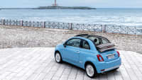 hellblaues Fiat 500 cc Cabrio steht am Meer