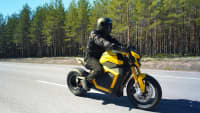 TS von Verge Motorcycles fahrend auf einer Straße