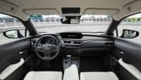 Cockpit eines Lexus UX