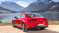 roter Mercedes CLA Coupe steht an einem See