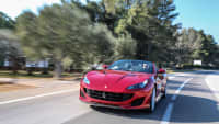 Frontansicht des Ferrari Portofino fahrend