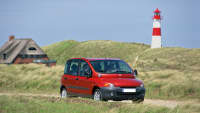 roter Fiat Multipla fährt am Strand