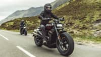 Zwei Harley Davidson Sportster S fahren auf einer Landstraße