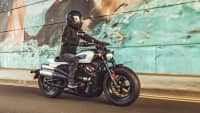 Eine Harley Davidson Sportster S fährt auf einer Straße, seitlich  zu sehen