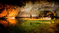 Eine Innenaufnahme der Höhle Lac Souterrain de Saint-Léonard in der Schweiz