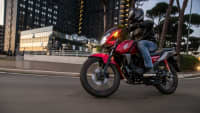 Honda CB 125 F fahrend auf der Straße
