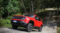 Jeep Renegade Plug-in Hybrid fährt bergauf auf einem Waldweg